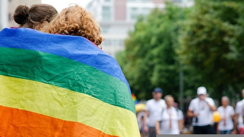 Paar mit Regenbogenflagge in Frankfurt (© Stadt Frankfurt am Main)