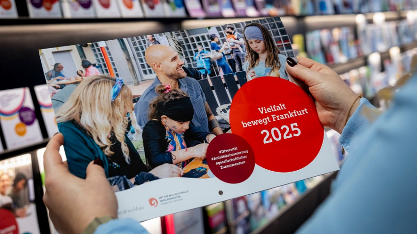 Das Titelblatt des neuen "Vielfalt bewegt Frankfurt"-Kalenders des AmkA für 2025 (© Mara Monetti, Stadt Frankfurt am Main)