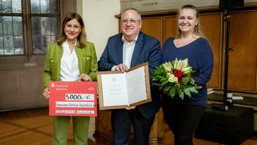 Pierre Fontaine, Vorsitzender des Fördervereins Rollstuhlbasketball, nahm den Preis von Bürgermeisterin Eskandari-Grünberg entgegen. Die Laudatio hielt Stadtverordnete Anita Akmadža (rechts). (© Stadt Frankfurt, Katarina Ivansevic)