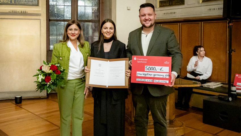 Für das Start-up grow together nahm Geschäftsführerin Agnesa Kolica (Mitte) die Urkunde entgegen. Als Laudator fungierte der Stadtverordnete Emre Telyakar (rechts). (© Stadt Frankfurt, Katarina Ivansevic) 