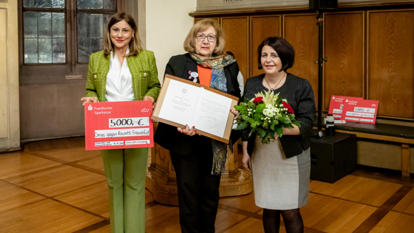 Jutta Shaikh (Mitte) von Omas gegen rechts mit der Urkunde. Stadtverordnetenvorsteherin Hilime Arslaner (rechts) hielt die Laudatio. (© Stadt Frankfurt, Katarina Ivansevic) 