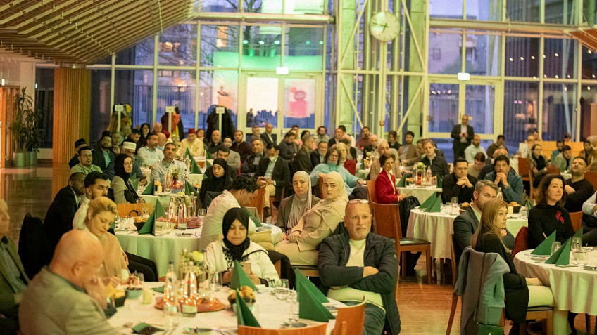 Blick ins Casino der Stadtwerke beim städtischen Empfang zum Iftar: Auf Einladung von Bürgermeisterin Dr. Nargess Eskandari-Grünberg fanden sich über 200 Gäste ein. (© Chris Christes, Stadt Frankfurt)