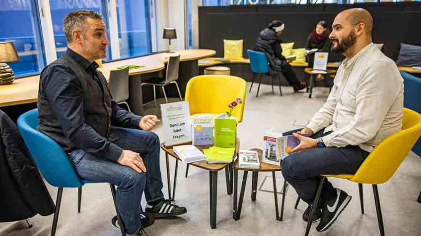 Personen sitzend im Gespräch bei der Beratung vor Ort (© Stadt Frankfurt, Peter Krausgrill)