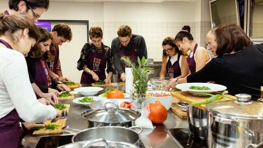 Gemeinsam kochen, brutzeln und genießen in der komplett ausgestatteten Projektküche im Souterrain des stadtRAUMfrankfurt (© Jessica Schäfer) Gemeinsam kochen, brutzeln und genießen in der komplett ausgestatteten Projektküche im Souterrain des stadtRAUMfrankfurt (© Jessica Schäfer)