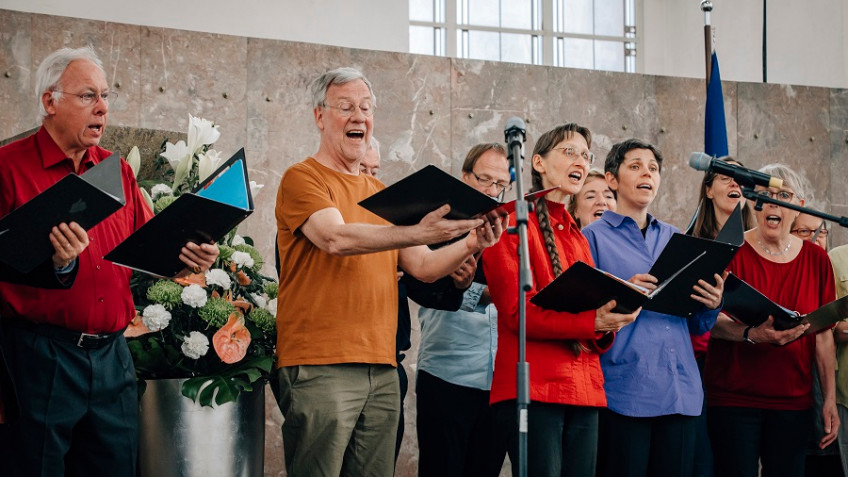 Interreligiöser Chor bei der Multireligiösen Feier in in Paulskirche 2023 (© Stadt Frankfurt)