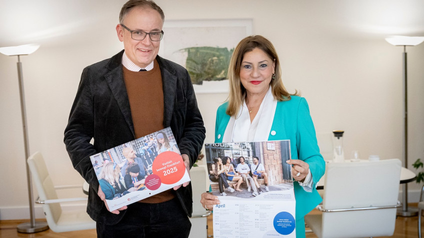 Frankfurts Bürgermeisterin Nargess Eskandari-Grünberg und der Leiter des AmkA,  Armin von Ungern-Sternberg, bei der Präsentation des Kalenders (© Katarina Ivanisevic, Stadt Frankfurt am Main)