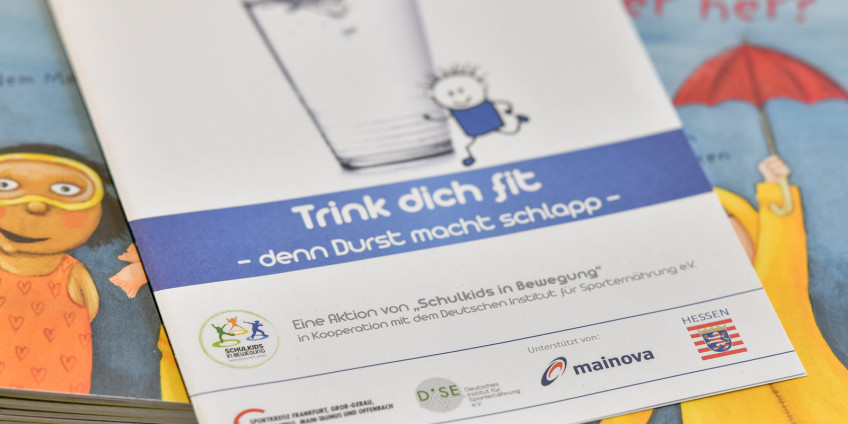 Der "Trink dich fit"-Flyer bietet den teilnehmenden Schüler*innen hilfreiche Tipps und wertvolle Hintergrundinformationen. Foto: Kai Peters