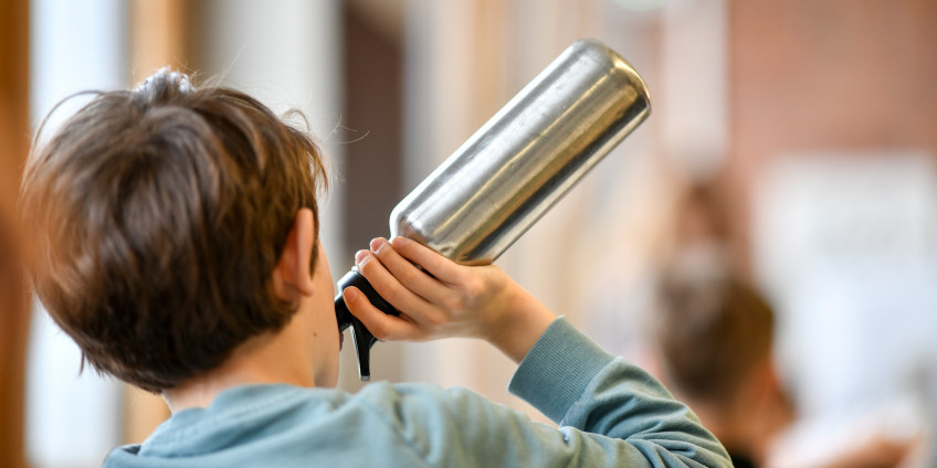 Die Mainova AG, langjähriger Partner der Aktion, spendet Trinkflaschen für die Schüler*innen. Foto: Kai Peters