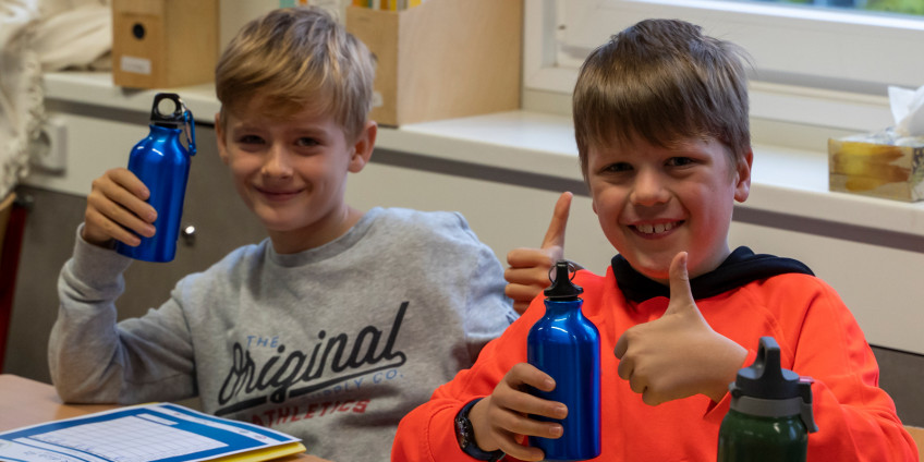 Die Flaschen kommen bei den Kindern gut an. Foto: Ralf Schönberger