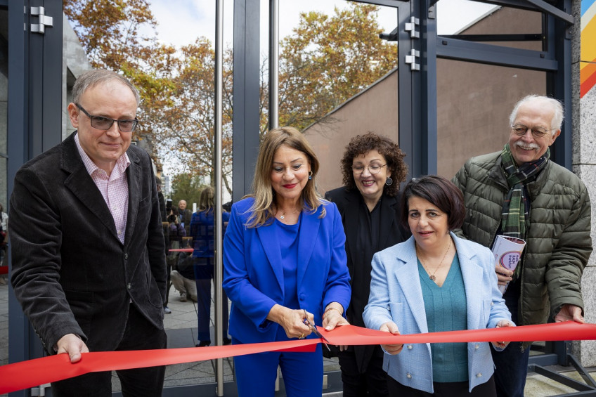  Mit einem offiziellen Akt eröffneten Bürgermeisterin Eskandari-Grünberg (2.v.li.), AmKa-Leiter von Ungern-Sternberg (li.), FWIC-Leiterin Claudia Khalifa (3.v.re.), Stadtverordnetenvorsteherin Hilime Arslaner (2.v.re.) und der ehrenamtliche Stadtrat Claus Moebius das Frankfurt Welcome & Information Center. (© Mara Monetti)