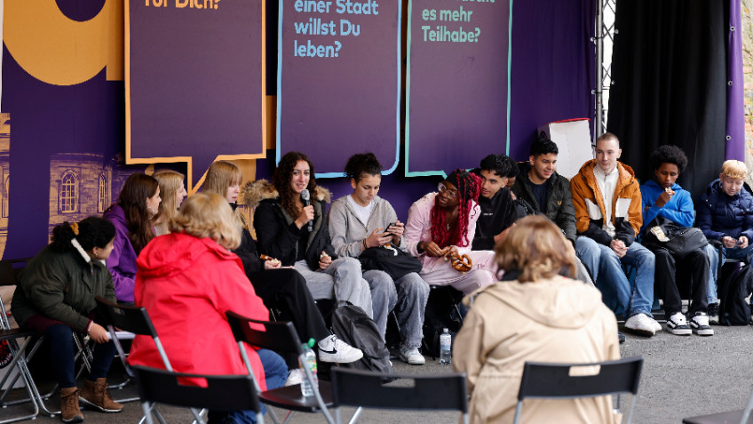 Schüler:innen der Helene-Lange-Schule diskutieren mit "Omas gegen rechts" über Gegenstrategien zur Demokratiegefährdung. (© Bernd Georg)