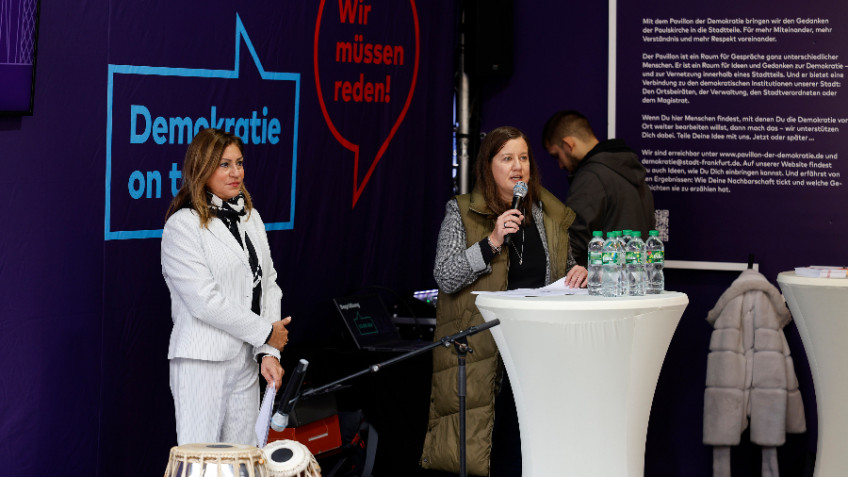 Gemeinsam mit Ortsvorsteherin Susanne Serke eröffnet Bürgermeisterin Eskandari-Grünberg das zweitägige Pavillon-Programm. (© Bernd Georg)