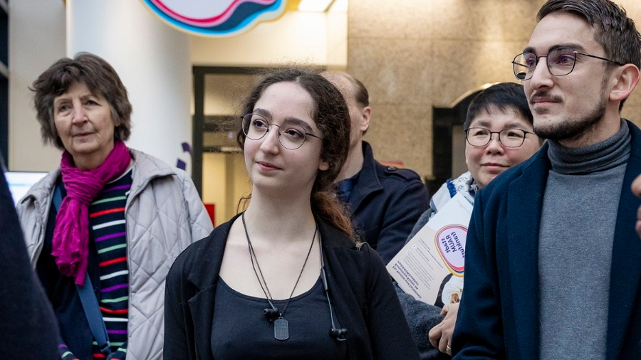 Know-how für Engagierte in der Inforeihe "Gut zu wissen!" (© Stadt Frankfurt, Katarina Ivanisevic) Gruppe von Personen im Foyer des stadtRAUMfrankfurt